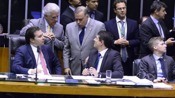 Deputado Paulo Abi-Ackel conversa com presidente da Câmara, deputado Rodrigo Maia (esquerda) 