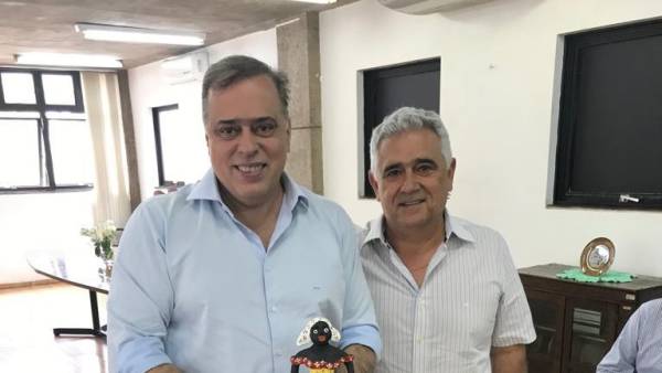 Deputado Paulo Abi-Ackel recebe brinde do prefeito Orlando Caldeira