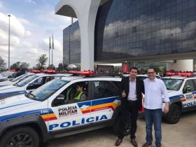 Prefeito Samuel recebe as chaves da viatura da Polícia Militar de MG