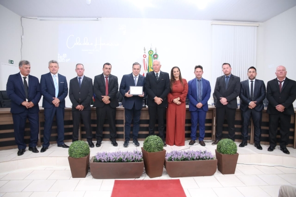 Paulo Abi-Ackel &eacute; reconhecido como Cidad&atilde;o Honor&aacute;rio de Maria da F&eacute;