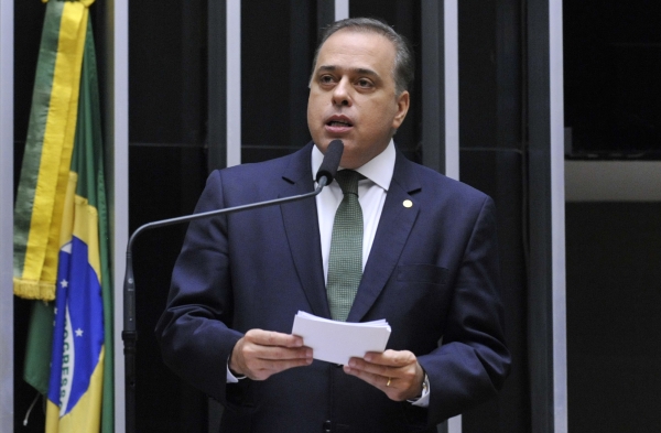 Paulo Abi-Ackel denuncia aumento de IOF que mais que triplica imposto sobre câmbio — de 1,1% para 3,5%
