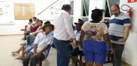 Prefeito Marcondes conversando com pessoas no Hospital