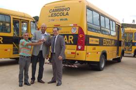 entrega de um ônibus escolar